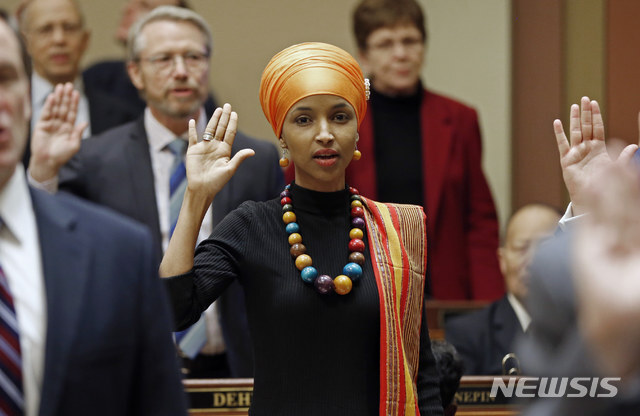 첫 소말리아계 무슬림 여성 연방 하원의원으로 당선이 유력시되는 일한 오마르 민주당 미네소타주 후보. 사진은 2017년 1월 3일 미네소타주 세인트 폴에서 오마르가 주 의회 하원의원 선서를 하고 있는 모습. (출처: 뉴시스)