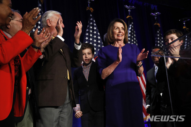 낸시 펠로시 미국 민주당 하원 원내대표(오른쪽 두번째)가 6일(현지시간) 수도 워싱턴DC 하얏트 리전시 호텔에서 하원 승리를 자축하며 박수를 치고 있다. (출처: 뉴시스)