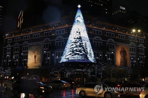 8일 오후 서울 신세계백화점 본점에 20m 크기의 대형 크리스마스트리가 설치돼있고 경관조명이 크리스마스 분위기를 연출하고 있다. (출처: 연합뉴스)