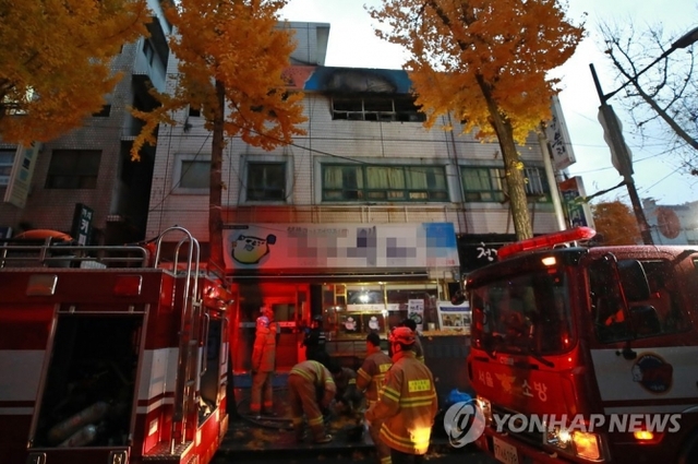9일 오전 화재가 발생한 서울 종로구 관수동의 한 고시원에서 소방 관계자들이 사고 수습을 하고 있다. (출처: 연합뉴스)