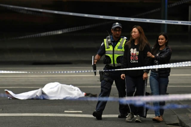 멜버른 흉기 테러 현장을 수습하는 경찰. (출처: AFP 홈페이지 캡처)