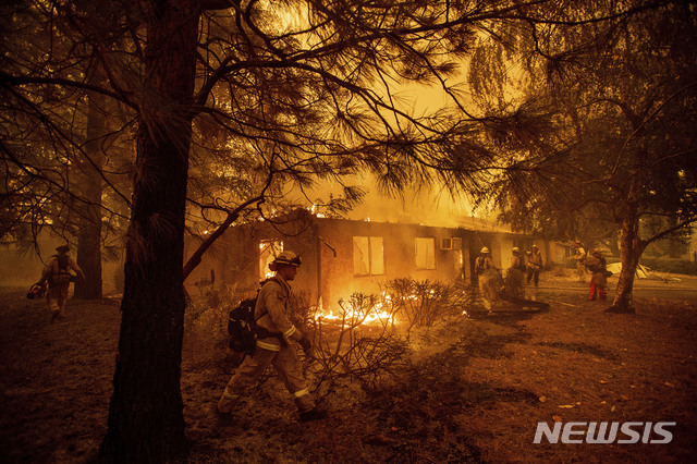 (AP Photo/뉴시스) 9일(현지시간) 미국 샌프란시스코에서 북동쪽으로 약 290㎞ 떨어진 뷰트 카운티 파라다이스 지역에서 대형 산불이 발생한 가운데 소방관들이 화염을 막기 위해 움직이고 있다. 이 산불로 5명이 사망하고 하루 만에 285㎢가 전소됐다.