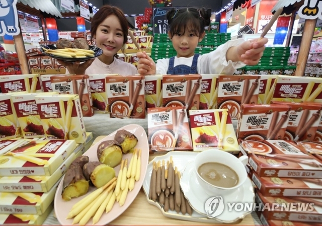 지난 6일 서울 중구 봉래동 롯데마트 서울역점에서 모델과 어린이가 군고구마의 맛과 향을 내는 '빼빼로더블딥 군고구마'를 선보이고 있는 모습(출처: 연합뉴스)
