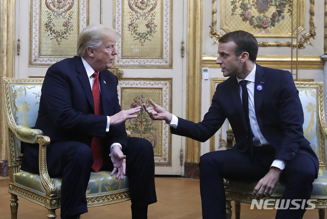 도널드 트럼프 미국 대통령과 에마뉘엘 마크롱 대통령이 10일(현지시간) 프랑스 파리 엘리제궁에서 정상회담을 하고 있다. (출처: 뉴시스)