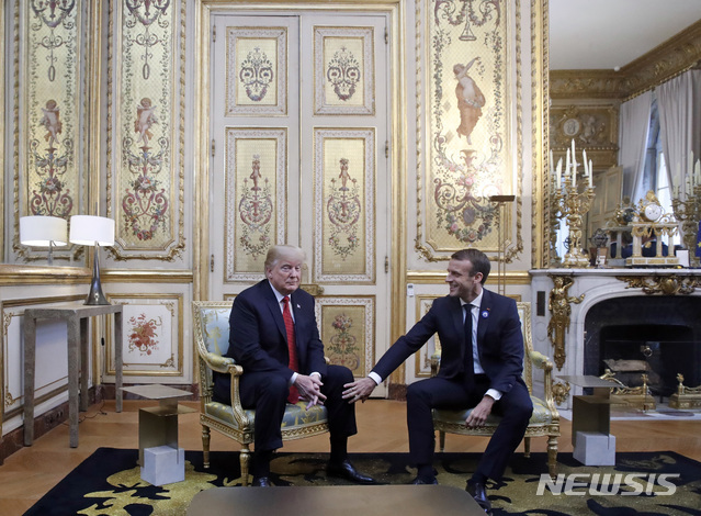 도널드 트럼프 미국 대통령이 10일(현지시간) 프랑스 파리에서 에마뉘엘 마크롱 프랑스 대통령과 만나 정상회담을 진행하고 있다. (출처: 뉴시스)
