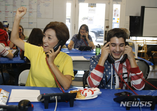 미국 캘리포니아주 제39선거구에서 연방하원선거에 공화당 후보로 출마한 한국계 영김(왼쪽)이 중간선거 당일인 6일(현지시간) 요바린다에 있는 선거사무소에서 전화통화를 하고 있다. (출처: 뉴시스)