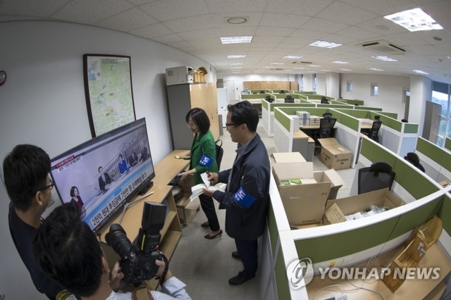 14일 오전 개성공단에서 남북공동연락사무소가 개소한 가운데 관계자들이 사무실에 설치된 TV에서 남측 방송을 보고 있다. 2018.9.14 [사진공동취재단] (출처: 연합뉴스)