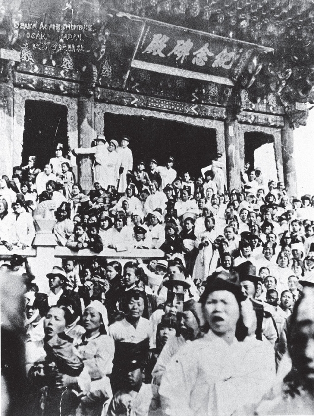 광화문 기념비전 앞의 시위군중, 대판조일신문(1919). (출처: 위키미디어 커먼즈)