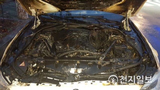 12일 오후 5시 05분경 2014년식 BMW(530D)차량에서 화재가 발생해 엔진룸 일부가 소실 됐다. (제공 창원소방본부) ⓒ천지일보 2018.11.12