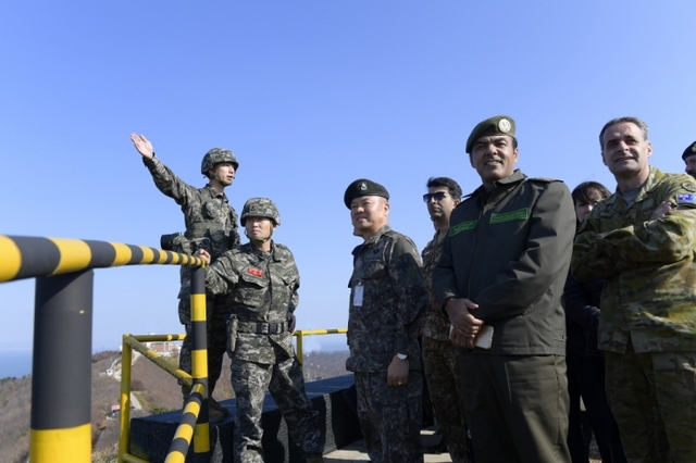 13일 주한 외국무관·보좌관 30여명이 백령도를 방문해 한반도 평화정착을 위한 군의 노력 등을 직접 확인하고 있다. (제공: 국방부)