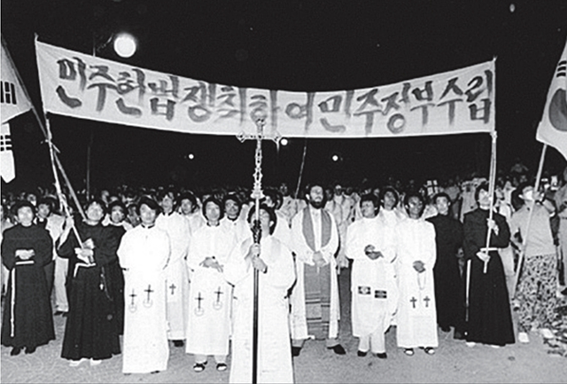 6.10대회이후 명동성당 사제단시위(1987). (제공: 천주교정의구현전국사제단)