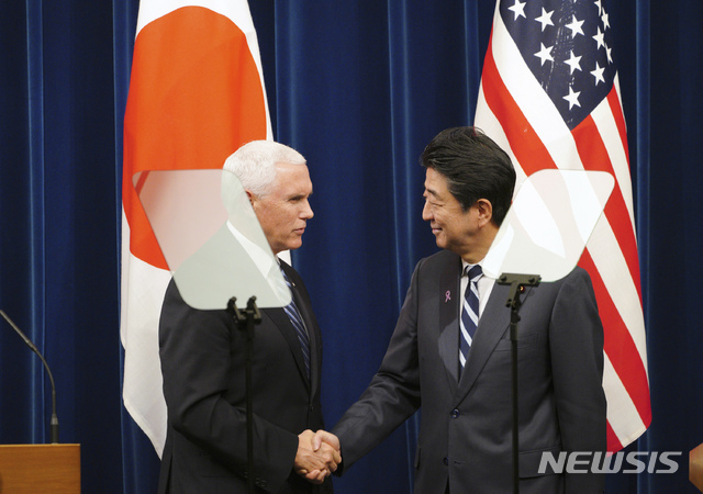 마이크 펜스 미국 부통령(왼쪽)이 13일 일본 도쿄에서 아베 신조 총리와 공동성명을 낭독한 후 악수하고 있다. (출처: 뉴시스)