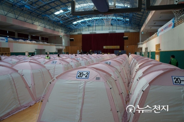 경북 포항 흥해실내체육관 안에 설치된 이재민들을 위한 텐트. ⓒ천지일보(뉴스천지)