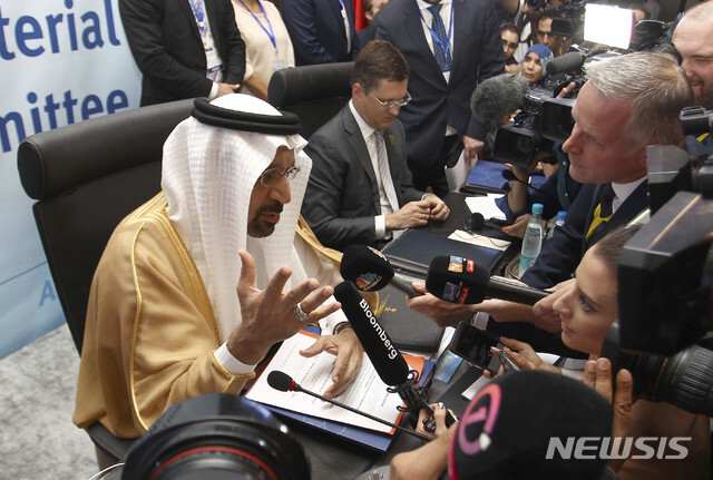 9월23일 에서 알제리 수도 알제에서 열린 10차 석유수출국기구(OPEC) 장관회의에서 칼리드 알팔리 사우디 아라비아 에너지 장관이 취재에 응하고 있다. (출처: 뉴시스)
