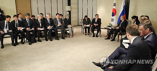 (싱가포르=연합뉴스) 아세안 정상회의에 참석중인 문재인 대통령과 블라디미르 푸틴 러시아 대통령이 14일 오후(현지시간) 싱가포르 샹그릴라 호텔에서 만나 환담하고 있다.