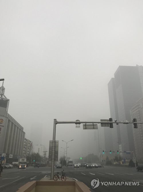 (베이징=연합뉴스) 중국에 겨울철 난방이 시작된 가운데 14일 베이징에 스모그 황색 경보(세 번째 높은 단계)가 발령됐다. 이날 베이징에는 공기질량지수(AQI)가 300에 육박하는 등 한 치 앞의 고층 건물도 보이지 않을 만큼 짙은 스모그가 꼈다.