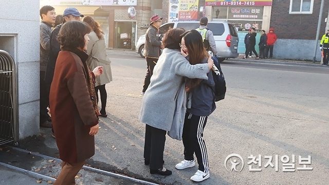 [천지일보 진주=최혜인 기자] 수능 시험장 입구에서 한 학생이 포옹을 하고 있다. ⓒ천지일보 2018.11.15
