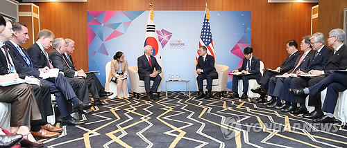 (싱가포르=연합뉴스) 아세안 정상회의 참석 중인 문재인 대통령과 마이크 펜스 미 부통령이 15일 오전(현지시간) 싱가포르 선텍(Suntec) 컨벤션 센터에서 만나 환담하고 있다.