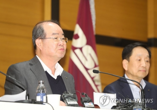 정성립 대우조선해양 사장(왼쪽)이 15일 서울 중구 대우조선해양에서 열린 CEO 기자간담회에서 모두발언하고 있다. (출처: 연합뉴스)