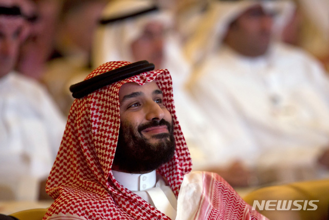 사우디아라비아 언론인 자말 카슈끄지의 살해를 주모했다는 의심을 받고 있는 무함마드 빈 살만 왕세자가 23일(현지시간) 리야드에서 열린 '미래 투자 이니셔티브(FII)' 개막식 행사에 참석하고 있다. 2018.10.24 (출처: 뉴시스)