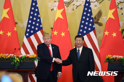 도널드 트럼프 미국 대통령과 시진핑 중국 국가주석이 9일 베이징 인민대회당에서 정상회담을 마친 후 공동성명을 발표하는 자리에 나와 악수하고 있다. (출처: 뉴시스)