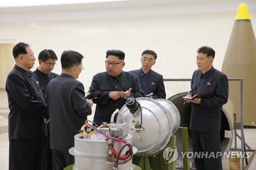 북한 김정은 노동당 위원장이 핵무기연구소를 현지지도했다고 조선중앙통신이 보도했다. (출처: 연합뉴스)