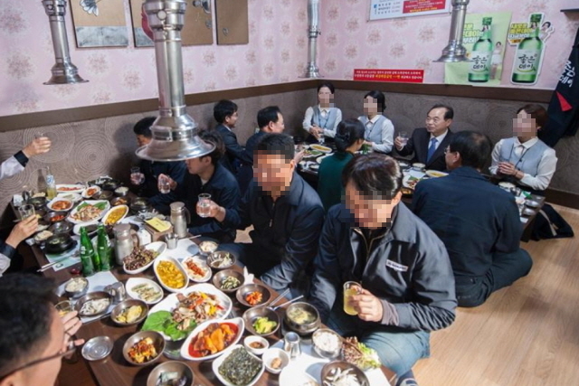 지난 14일 오거돈 부산시장이 자신의 SNS에 올린 부산시 산하 용역노동자와의 식사 장면 사진. ⓒ천지일보 2018.11.18