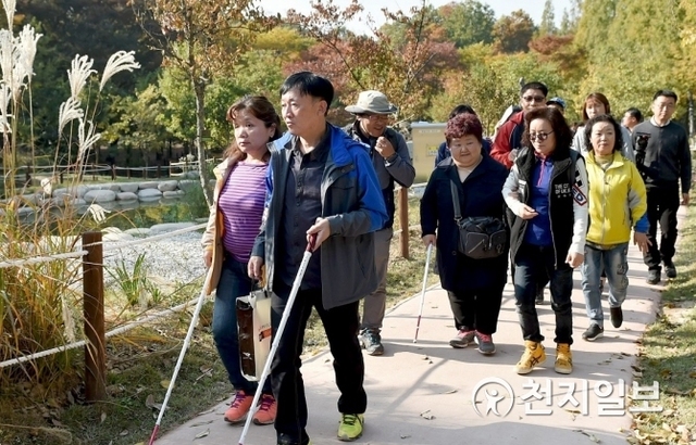 인천대공원 무장애 공간에서 시각장애인들이 보호자와 산책을 하고 있다. (제공: 인천시) ⓒ천지일보 2018.11.19