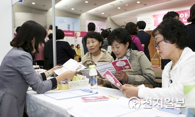 천안 여성일자리 페스티벌 행사장에서 여성 취업 희망자들이 일자리 상담을 하고 있다. (제공: 천안시) ⓒ천지일보 2018.11.19