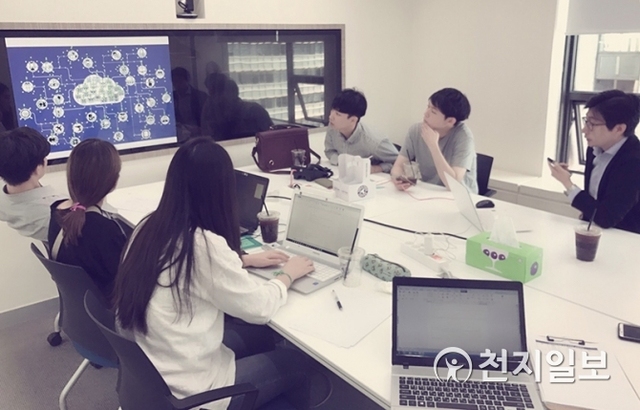 이수동 한국인포그래픽협회 대표가 학생들에게 인포그래픽 교육을 하고 있다. (제공:한국인포그래픽협회)ⓒ천지일보 2018.11.19