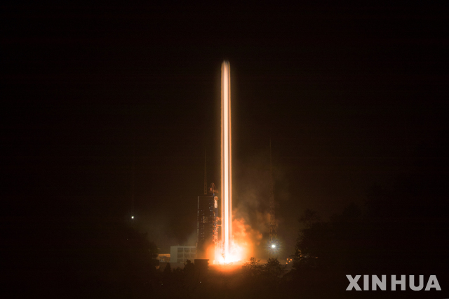 19일 오전 2시7분(현지시간) 쓰촨(四川)성 시창(西昌)위성발사센터에서 베이더우 '베이더우(北斗)' 3호 위성 2기를 탑재한 창정(長征) 3호 로켓이 발사되고 있다. 이번 발사를 통해 중국은 올해 말 일대일로(一帶一路, 육·해상 실크로드) 지역내 국가들에게 내비게이션 서비스를 정식 제공할수 있게 됐다. (출처: 뉴시스)