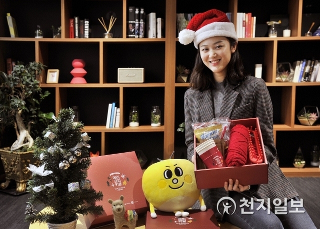 SK브로드밴드가 모바일 동영상 플랫폼 옥수수(oksusu)에서 기부를 결합한 취미 구독형 상품 ‘써니박스’를 런칭한다고 20일 밝혔다. 첫 번째로 출시되는 써니박스는 크리스마스 시즌 맞이 ‘메리크리키트’로 구매 시 조손 가정 아이들에게 동일한 상자가 선물된다. (제공: SK브로드밴드) ⓒ천지일보 2018.11.20