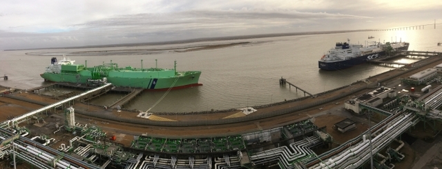 대우조선해양이 건조한 LNG운반선 2척이 동시에 액화천연가스(LNG)를 환적하는 보기드문 장면이 연출됐다. 지난 11일 프랑스 몽투아 LNG터미널 (Montoir LNG Terminal)에서 대우조선해양이 건조한 세계 최초 쇄빙LNG운반선(오른쪽 선박)이 러시아 사베타(Sabetta)항에서 선적한 LNG를 하역해 역시 대우조선해양이 건조한 BW사의 LNG추진 LNG운반선에 선적을 하고 있다. (제공: 대우조선해양)