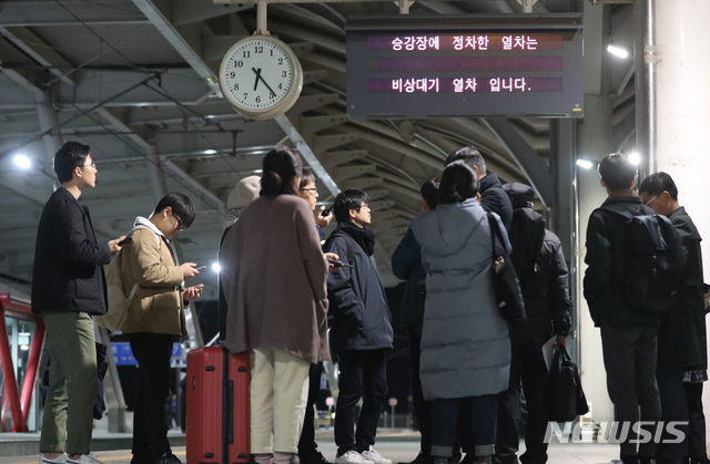 【청주=뉴시스】 20일 오후 진주에서 서울로 가던 KTX 열차에 전기 공급이 중단돼 KTX 오송역에서 열차가 멈춰서는 사고가 발생해 충북 청주 오송역에서 승객들이 열차 운행을 기다리고 있다.