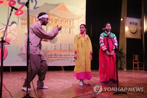 (뉴델리=연합뉴스) 19일(현지시간) 인도 뉴델리 국립 JMI대에서 인도 학생들이 한국 전통극 '춘향전'을 공연하고 있다.