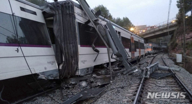 스페인 바르셀로나 인근 바카리세스에서 20일 오전 폭우로 발생한 산사태가 131명이 타고 있던 통근열차를 덮쳐 2량이 탈선하면서 1명이 사망하고 41명이 부상하는 사고가 발생했다. 탈선한 사고 열차의 모습. (출처: 뉴시스)