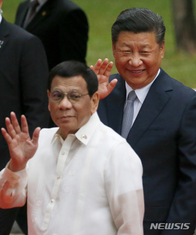 필리핀을 국빈 방문하는 중국의 시진핑 주석이 20일(현지시간) 말라카낭궁에 도착해 로드리고 두테르테 대통령과 환영 행사를 마친 뒤 취재진에 손을 흔들고 있다. (출처: 뉴시스)