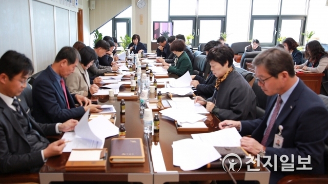 충남 아산시의회가 20일 오전 의장실에서 ‘제5회 의원회의’를 개최하고 있다. (제공: 아산시의회) ⓒ천지일보 2018.11.21