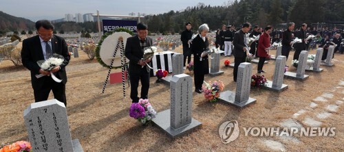 (대전=연합뉴스) 21일 대전 유성구 국립대전현충원 독도의용수비대 묘역에서 열린 64주년 독도 대첩 추모식에서 유족들이 헌화하고 있다.