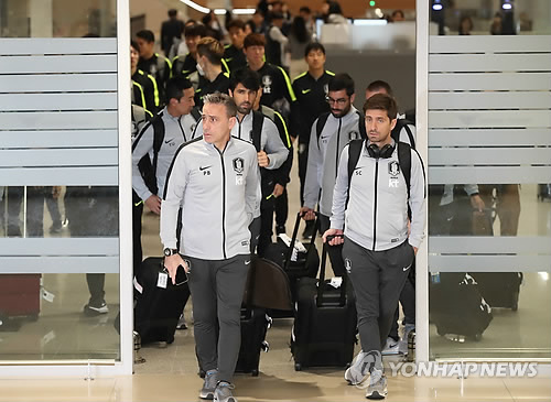 (영종도=연합뉴스) 파울루 벤투 감독이 이끄는 한국 축구 국가대표팀이 호주, 우즈베크와 평가전을 마친 뒤 21일 오후 인천 영종도 인천국제공항을 통해 귀국하고 있다.