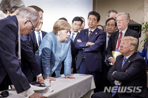 주요 7개국(G7) 정상과 관료들이 9일(현지시간) 캐나다 퀘벡 라발베에서 열린 G7 정상회의에서 대화하고 있다. 독일 정부가 공개한 이 사진은 회의 당시 도널드 트럼프 미국 대통령(맨 오른쪽 하단)과 다른 정상들과의 불편한 분위기를 고스란히 보여준다. (출처: 뉴시스)