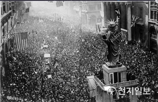 필라델피아 중심가에 종전을 축하하기 위해 쏟아져 나온 시민들(1918. 11. 11) ⓒ천지일보 2018.11.23