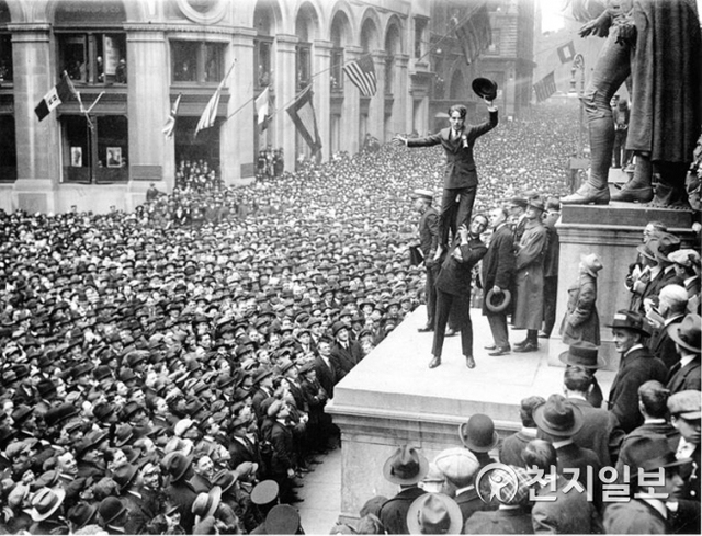 뉴욕 월 스트리트의 종전 축하 인파. 찰리 채플린이 더글러스 페어뱅크의 어깨 위에 올라 가 있다.(1918. 11. 11) ⓒ천지일보 2018.11.23