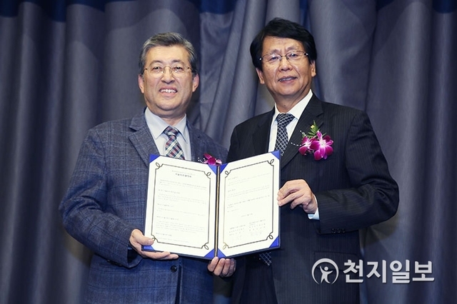 왼쪽부터 최규하 한국전기연구원 원장,  이양구 동성제약 대표이사 ⓒ천지일보 2018.11.23