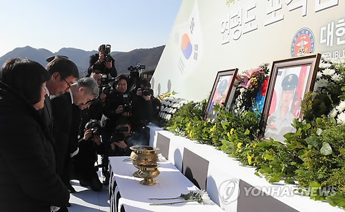 (대전=연합뉴스) 23일 대전 현충원에서 열린 연평도 포격 8주기 추모식을 찾은 고인의 유가족들이 분향 후 묵념하고 있다.