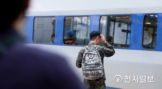 [천지일보=안현준 기자] 추석 연휴 시작을 하루 앞둔 21일 서울역에서 한 군인이 열차 밖 창문을 통해 머리를 정리하고 있다. ⓒ천지일보 2018.9.21