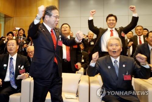 23일(현지시각) 2025세계박람회 유치가 확정되자 환호하는 일본 대표단 (출처: 연합뉴스)