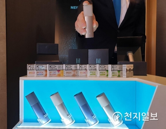 KT&G가 26일 서울 프라자 호텔에서 궐련형 전자담배 신제품 기자간담회를 열고 새로운 디바이스 릴하이브리드와 새로운 전용스틱 믹스를 소개하고 있다. ⓒ천지일보 2018.11.26