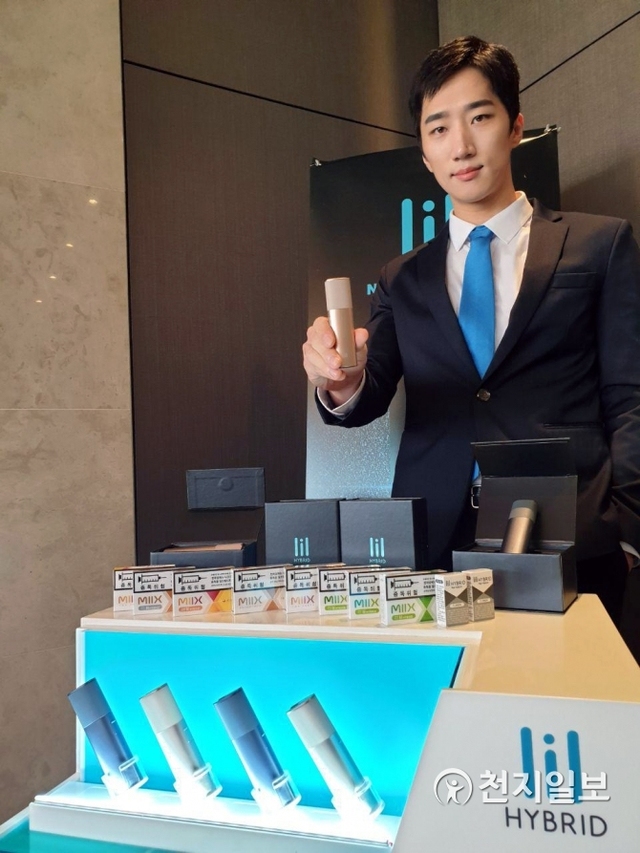 [천지일보=이승연 기자] 26일 서울 프라자 호텔에서 열린 KT&G 궐련형 전자담배 신제품 기자간담회에서 모델이 새로운 디바이스 릴하이브리드(lil HYBRID)와 새로운 전용스틱 믹스(MIIX)를 소개하고 있다. ⓒ천지일보 2018.11.26
