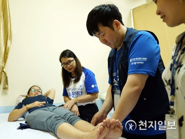 자생한방병원 의료진이 베트남 환자에게 침치료를 실시하고 있다. (제공: 자생한방병원) ⓒ천지일보 2018.11.26